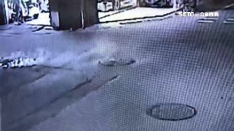 用電爆量電線短路　人孔蓋恐怖冒煙