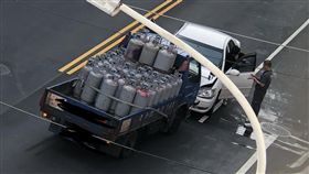 新北市，新莊，車禍，對撞，逆向，撿手機，翻攝自愛．新莊