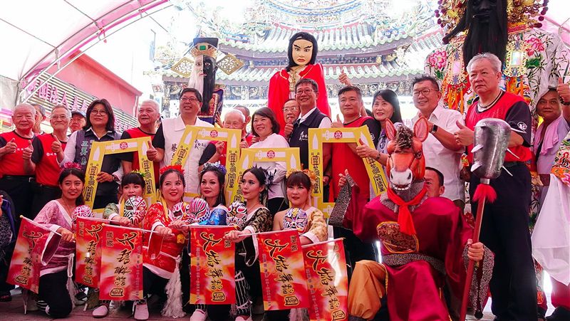 嘉義城隍夜巡　大型布袋戲偶入藝陣