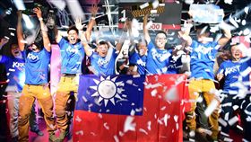 嘉縣消防隊員繩索技能勇奪世界第一（2）嘉義縣消防局第三大隊隊員葉獻仁、陳建名與高雄市消防局特搜隊員組成高雄繩索救援隊，6月於比利時國際繩索救援競賽奪冠，隊員頒獎時秀出國旗，難掩興奮。（嘉義縣消防局提供）中央社記者黃國芳傳真　108年7月24日