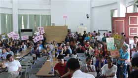 兆豐農場興建太陽能電廠  民眾踴躍出席說明會新光兆豐農場擁700多公頃土地，逾半未規劃開發，其中450公頃與太陽能業者合作將設置太陽能電廠，24日舉辦第2次說明會，近百民眾到場關心。中央社記者李先鳳攝　108年7月24日