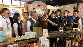 苗栗縣青年秀實力  首屆自產好物遴選開跑（1）苗栗縣為協助縣內青年自產商品，舉辦首屆青年好物遴選活動，25日舉辦啟動記者會；一名調酒師向縣長徐耀昌（左4）等人展現調酒功力。中央社記者管瑞平攝  108年7月25日