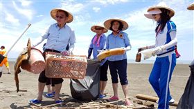 張麗善外傘頂洲淨灘（2）雲林縣政府行動主管會報25日移師口湖鄉外傘頂洲召開，縣長張麗善（右2）率領縣府一級主管等人一同淨灘，突顯海洋環境保護的重要。中央社記者黃國芳攝　108年7月25日