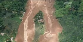 大陸貴州地區23日晚間發生大山崩，造成多人失聯，根據中國官媒報導，目前救難隊已經找到31名受災戶，其中有20人已不幸罹難、11人生還。目前仍在搶搜救當中，山崩的現場畫面也已曝光。（圖／翻攝自新華網）