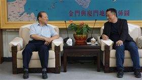 金門醫師公會拜會楊鎮浯　討論病患後送問題金門縣醫師公會理事長劉兆輝（左）25日拜會縣長楊鎮浯（右），就金門鄉親關切的急重症病患後送台灣一事交換意見。中央社記者黃慧敏攝　108年7月25日