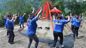 苗縣首座原鄉納骨牆動土　部落婦女舞蹈祝福苗栗縣泰安鄉錦水村斯瓦細格公墓納骨牆工程25日動土，是縣內首座原鄉納骨牆，動土儀式後安排部落婦女以舞蹈表達祝福。（苗栗縣政府提供）中央社記者管瑞平傳真　108年7月25日