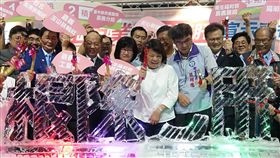 嘉義市宣示2025年根除C肝嘉義市政府啟動「百工百業根除C肝」活動，宣示2025年根除C型肝炎，25日由市長黃敏惠（中，穿白衣者）與來賓以鐵槌敲破「根除C肝」字型的冰柱。中央社記者江俊亮攝　108年7月25日