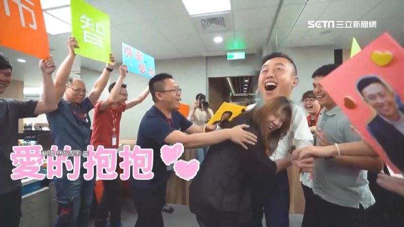 林智堅訪科技廠　小粉絲搶摸招牌油頭