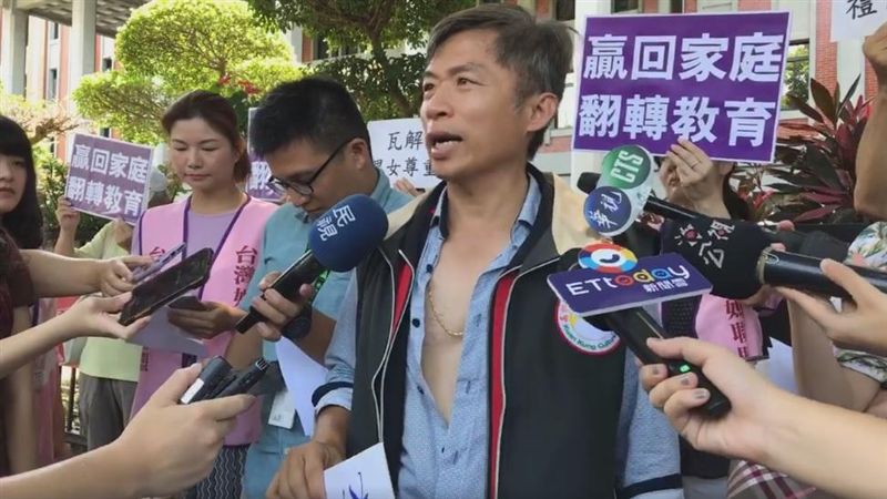 家長團體抗議男生穿裙　袒胸嗆教育部