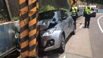 駕駛疑恍神…下一秒翻落水溝再撞電桿