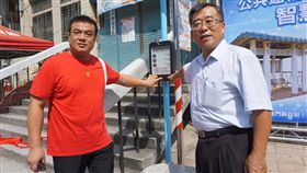 金門縣府引進太陽能電子紙站牌　金門縣政府引進離島首座太陽能電子紙站牌，26日啟用；初期只在金城鎮西南門里和水頭碼頭兩處建置，縣府秘書長陳朝金（右）和金城鎮長李誠智（左）試用。中央社記者黃慧敏攝　108年7月26日