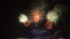 澎湖海島愛之旅系列活動　再現煙火無人機秀澎湖縣政府旅遊處表示，今年澎湖國際海上花火節成功以海上煙火搭配無人機燈光秀，吸引超過40萬遊客來欣賞，29日起配合澎湖海洋派對嘉年華「海島愛之旅」系列活動，將在吉貝等3個離島再度施放，讓觀光客重新回味。（資料照片）中央社  108年7月26日