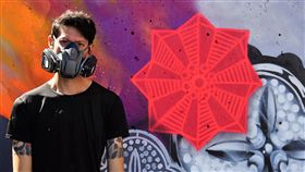 街頭藝術家DEBE 塗鴉美國加州長堤市街頭藝術家DEBE受邀參加美國加州長堤市「POW!WOW!藝術節」，與各國20多位藝術家在各處創作，他特別用早期家戶常見的玻璃花紋來代表台灣。中央社記者林宏翰加州長堤市攝　108年7月26日