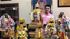 蔡承哲無師自通　重現紙糊神像風華（1）紙藝師蔡承哲自小就看著嘉義朴子配天宮的媽祖、順風耳、千里眼等神尊長大，對神像格外有感情，為重現傳統紙糊神像藝術之美，他無師自通，用紙糊出一尊尊型態莊嚴又慈藹的「紙糊神尊」。中央社記者黃國芳攝　108年7月26日