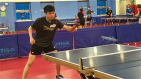 ▲林昀儒在南湖高中簡單熱身。（圖／記者林辰彥攝影）