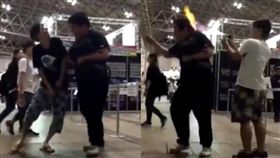 扯！屁孩拿瓦斯槍朝他「後腦杓噴火」　10萬人看完氣炸(圖/翻攝自推特)