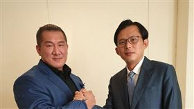 動作超基情！黃國昌爆「當館長小弟」　稱2人共識對台灣好（圖／翻攝自飆捍 臉書）