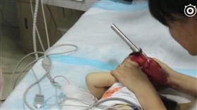 何其無辜！爸媽吵架波及男嬰　長長鋼管「直插腦門」險命危（圖／翻攝自時間視頻　秒拍）