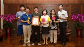 ▲林昀儒一家人與縣長林姿妙。（圖／宜蘭縣政府提供）