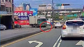 貨車碾碎機車　婦人爬出車底險葬命