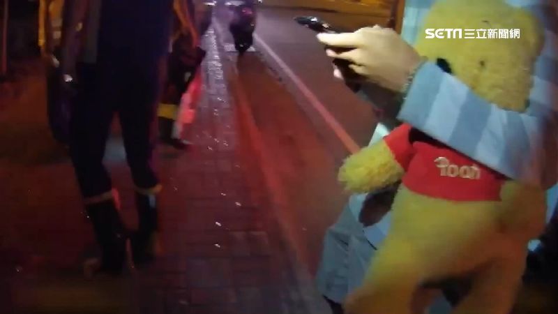 轎車衝7米深溝　駕駛抱維尼毫髮無傷