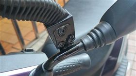 鐵工師傅的浪漫！手機架鬆了求助老公　尪一舉動暖翻眾人（圖／翻攝自爆廢公社）