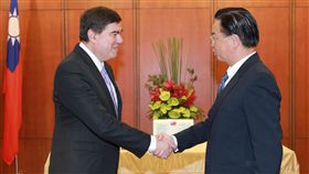 以色列駐台代表獲頒睦誼外交獎章（1）外交部長吳釗燮（右）26日頒贈「睦誼外交獎章」給以色列駐台代表游亞旭，雙方握手致意。（外交部提供）中央社記者侯姿瑩傳真　108年7月26日