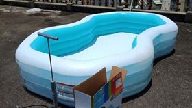 買好市多游泳池 他崩潰打氣11小時(圖/翻攝自Costco好市多 商品經驗老實說臉書)