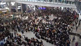 香港機場反送中集會　黑衣人潮大廳靜坐香港航空界從業員26日在在香港機場入境大廳發起集會，要求政府撤回修訂逃犯條例，並調查警方在驅散「反送中」示威者時有否濫用權力，他們身穿黑衣，在機場接機大廳劃定示威區內靜坐。中央社記者王飛華攝　108年7月26日