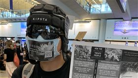 元朗黑衣示威者：夜晚回家當然怕家住元朗附近的「香先生」全副武裝參加「726和你飛」活動。他說晚上回家會怕，但因為怕，所以才要站出來對抗白色恐怖。中央社記者廖漢原香港攝　108年7月26日