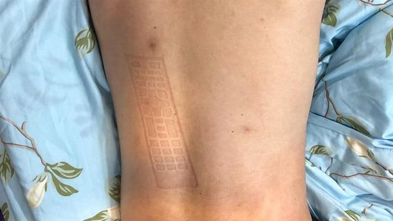 女友找不到搖控器　一看男友背部秒懂