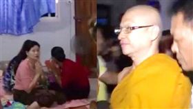 泰國,寺廟,方丈,信徒,信眾,村長,突擊,禪房,緬甸,僧侶,僧人,圖／翻攝自Thairath