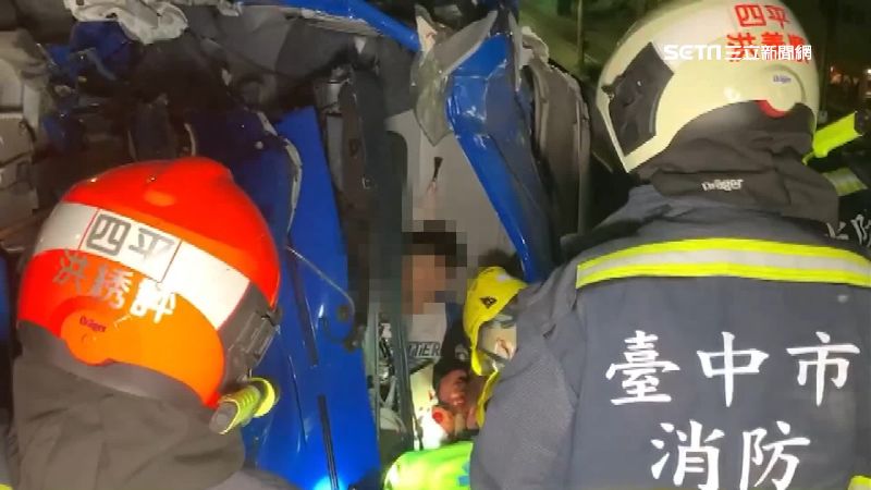檸檬貨車撞前車　乘客卡車內哀嚎不斷