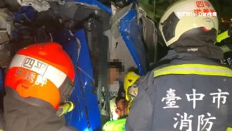 檸檬貨車撞前車　乘客卡車內哀嚎不斷