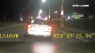 巡邏發現可疑轎車　警追逐失控撞民宅