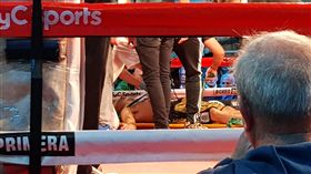 ▲阿根廷23歲拳擊手桑提蘭（Hugo Santillan）拚戰10回合後倒地。（圖／美聯社）