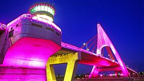 大鵬灣BOT廠商暫停營業，大鵬灣觀光產業聯盟與大鵬灣國家風景區管理處合作，推出住宿及優惠活動，並特別推薦鵬灣跨海大橋的光雕及開橋秀。（鵬管處提供）