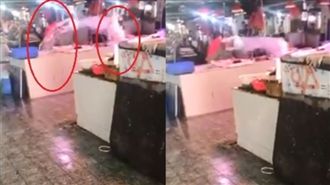 高雄魚販上演潑水戰！紅衣婦灌7盆水