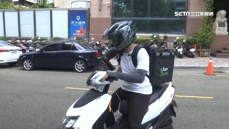 外送員怒爬6樓　開門見殘障翁秒羞愧