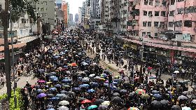 光復元朗遊行登場　黑衣人潮擠滿街道