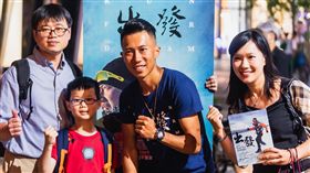  陳彥博紀錄片《出發》上映2月票房破1千5百萬。陳彥博和導演黃茂森、教練潘瑞根和劇組團隊，舉辦感謝放映場。（圖／牽猴子提供）