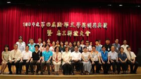 108年度第6屆瀚邦文學獎27日頒獎，台灣盲人重建院董事長曾瀚霖（前左5）、瀚邦國際慈善基金會董事長曾黃麗明（前左7）等人出席，並與得獎人合影。（瀚邦國際慈善基金會提供）