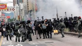 光復元朗遊行　警方施放催淚彈雖然並未獲得警方許可，香港反送中人士27日依舊發起「光復元朗」遊行。下午5時18分，防暴警察開始施放催淚彈。中央社記者張謙攝　108年7月27日