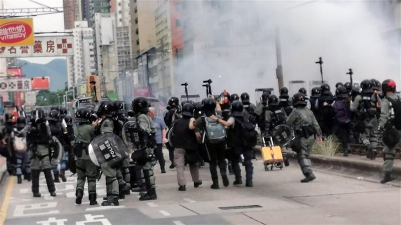 港警朝反送中揮棍！CNN記者：地獄