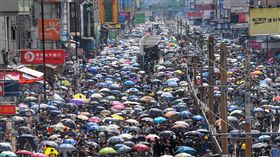 反送中光復元朗　香港民眾上街頭（3）香港元朗白衣人暴力事件後，反送中支持者27日下午發起「光復元朗」行動，號召群眾聚集元朗主幹道遊行，活動雖未取得警方許可，大批民眾仍選擇勇敢走上街頭表立場。中央社記者王飛華攝　108年7月27日