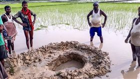 印度,隕石,排泄物,農田,坑洞,磁力,火光,火球,墜落,壓縮,屎 圖／翻攝自推特