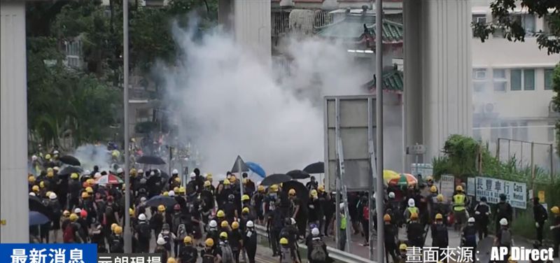 催淚彈滿天飛！港警強勢清場元朗示威