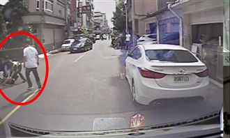 殺父逆子當街遭壓制　現場影片曝光！