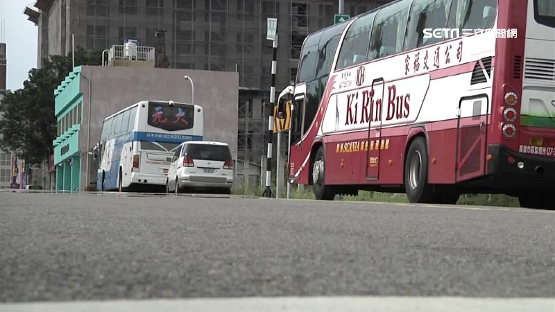 景點遊覽車怠速不熄火　居民狂吸廢氣