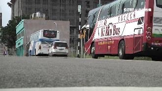 景點遊覽車怠速不熄火　居民狂吸廢氣